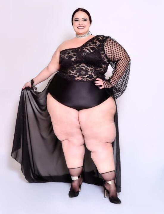 Estilista Bruno Bacck protagoniza ensaio fotográfico com modelo Plus Size manequim 60￼