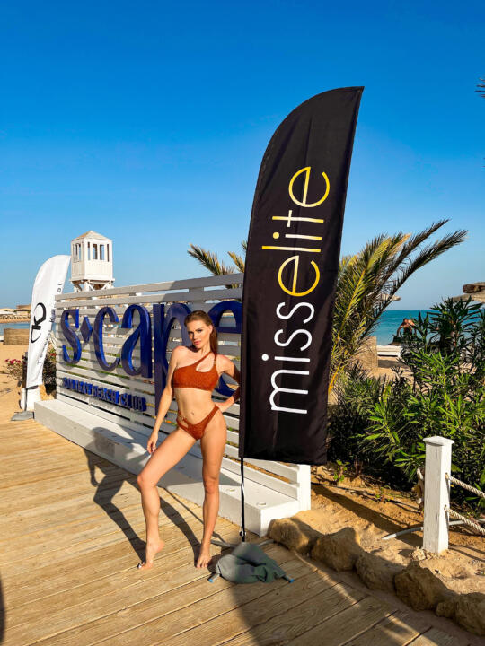 Brasileira Paula Assunção exibe barriga sarada durante concurso internacional