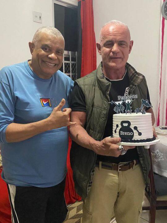 Mestre Claudio Coelho  que é foco da empresa Paradise Warriors Filmes, faz festa surpresa para o ator Breno Augusto Guimarães