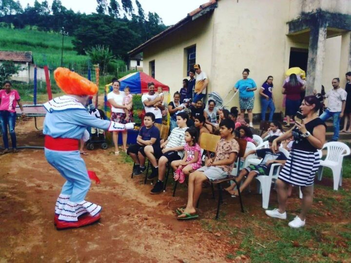 Palhaço Bozo anima famílias carentes