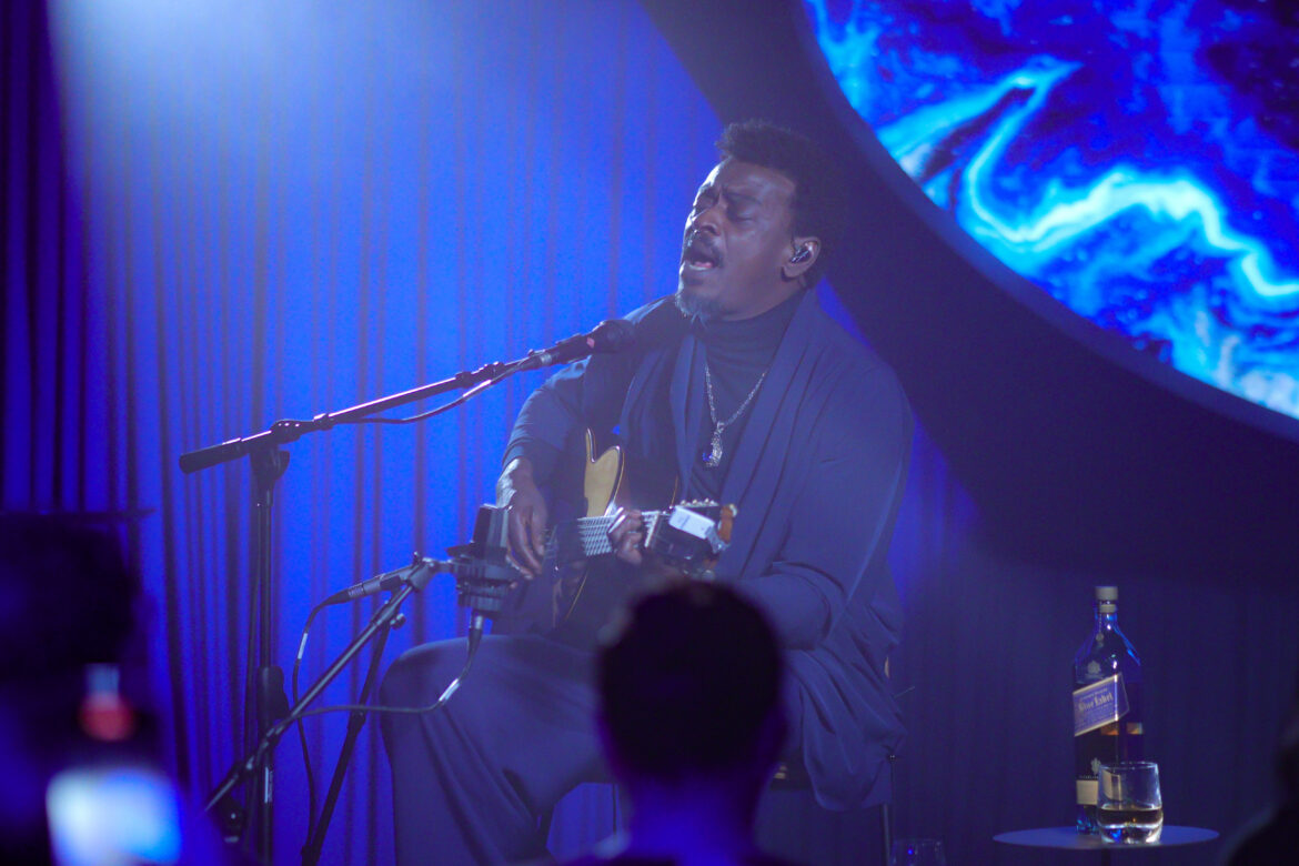 Seu Jorge recebe convidados especiais para uma experiência incrível com show intimista, em sua casa