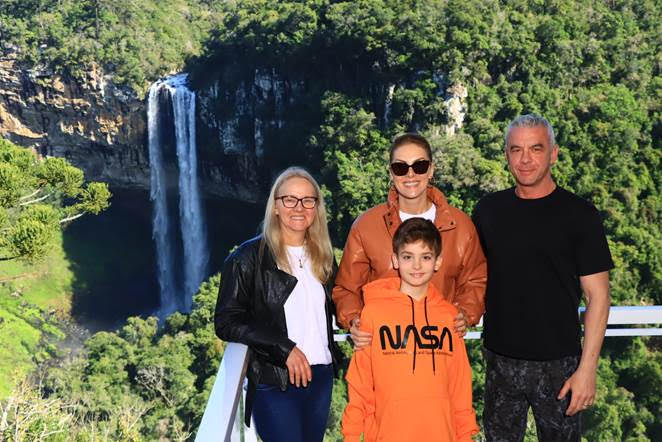 Ana Hickmann encarna a Dora Aventureira em férias no sul