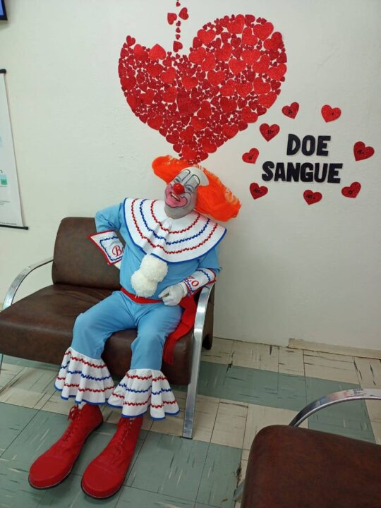 Palhaço Bozo, personagem vivido pelo André Luiz Sucesso, incentiva uma boa ação 