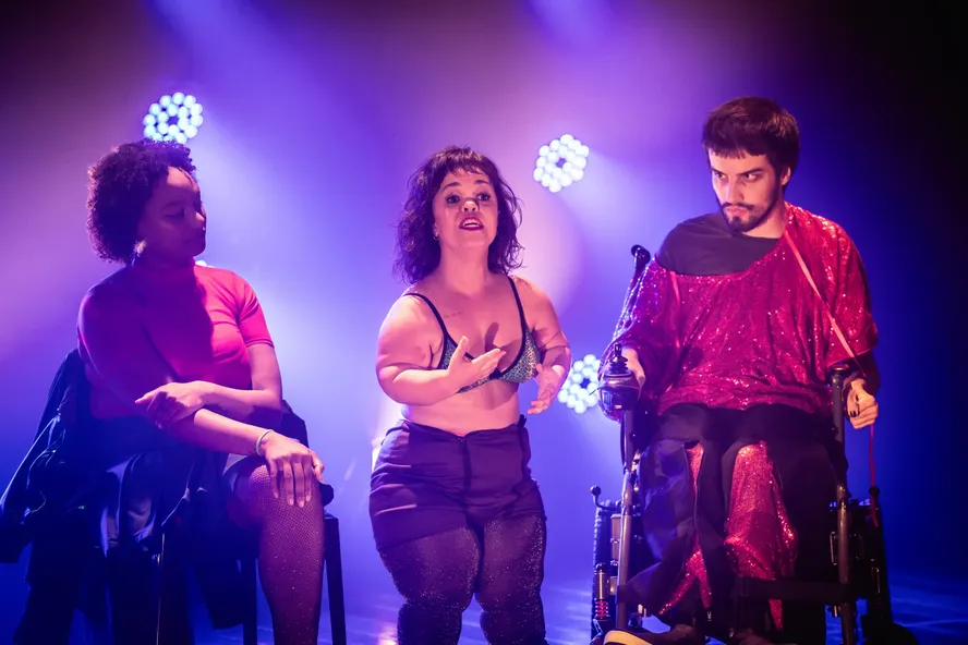 Acessibilidade para todos: peça “Meu corpo está aqui” tem intérprete de libras e audiodescrição