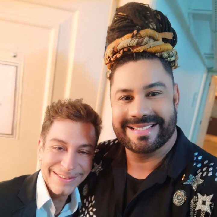  Valdsom Braga faz obra de arte ao vivo no Theatro da Paz para comemorar os 40 anos da trajetória do estilista Tony Palha