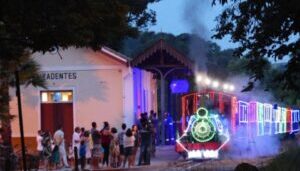 Maria Fumaça com Natal nos Trilhos encantam Tiradentes e São João del-Rei