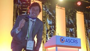 Médico mineiro é premiado por técnica inovadora de transplante de córnea durante maior congresso mundial de oftalmologia