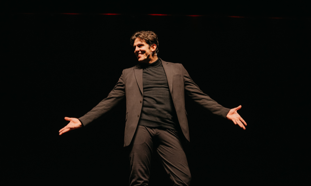 Rafael Infante apresenta o espetáculo “Terapia Infernal” em Belo Horizonte