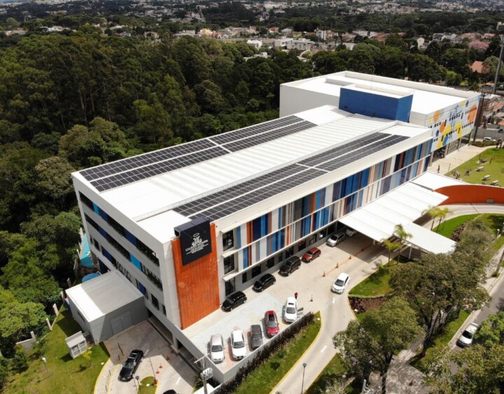 Rede de Ensino conquista certificação internacional e garante consumo de 100% de energia renovável em todas as unidades