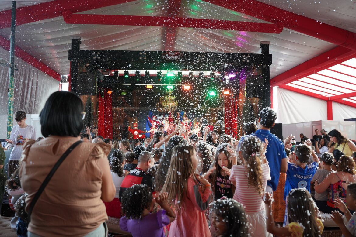 Sonho de Natal Barbacena 2025 faz nevar na Cidade das Rosas