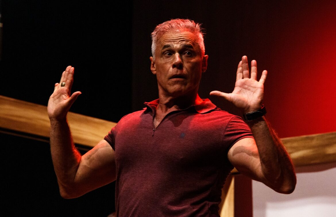 Oscar Magrini chega a Uberlândia com a comédia “Troca ou Não Troca”