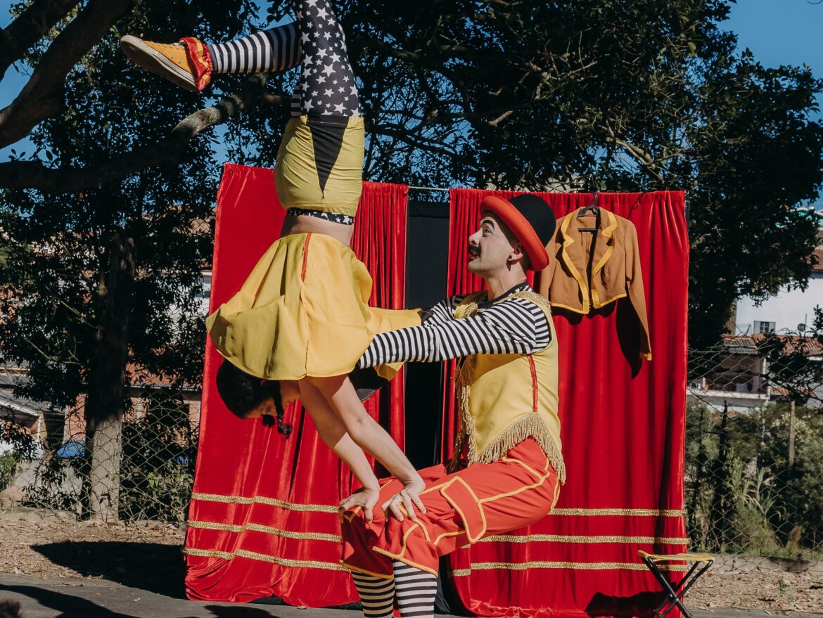 Circo “invade” escolas públicas do Sul de Minas e transforma salas em picadeiro itinerante