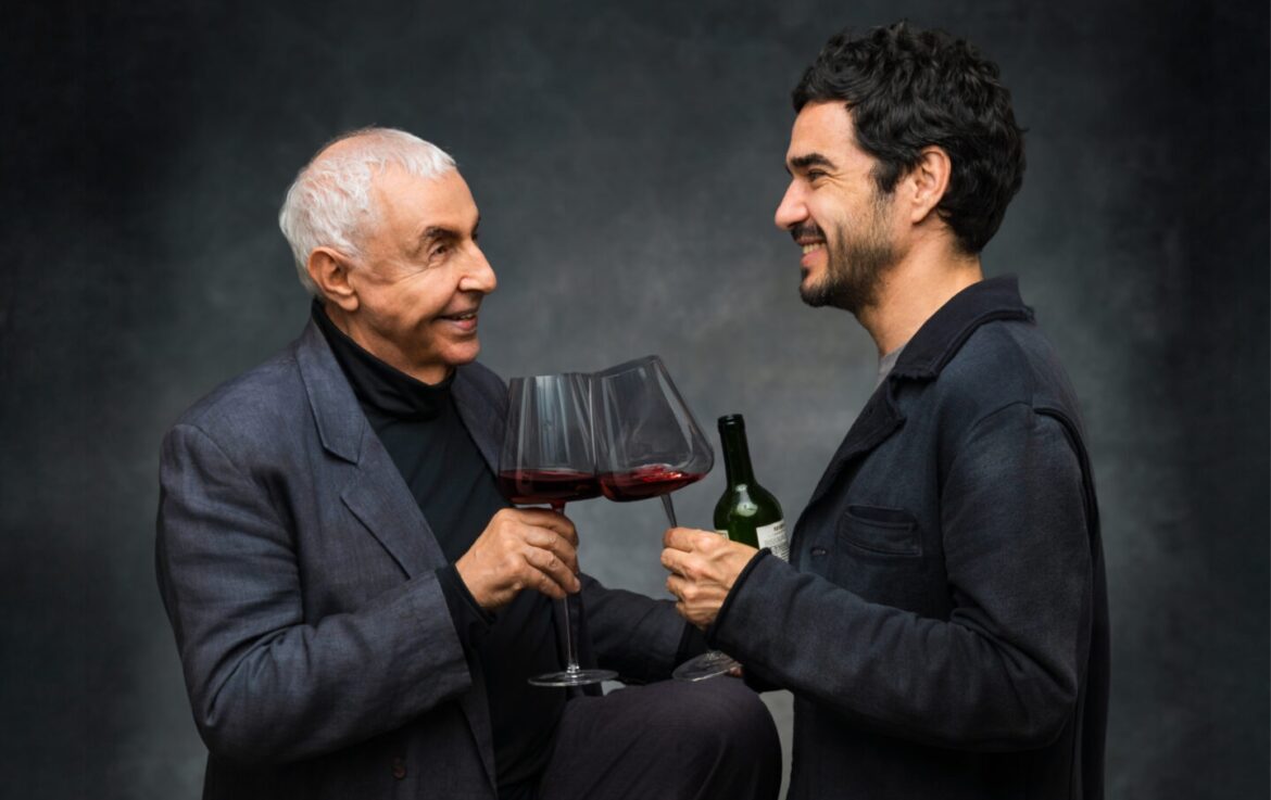 “Memórias do Vinho” chega a Uberlândia com Elias Andreato e Caio Blat