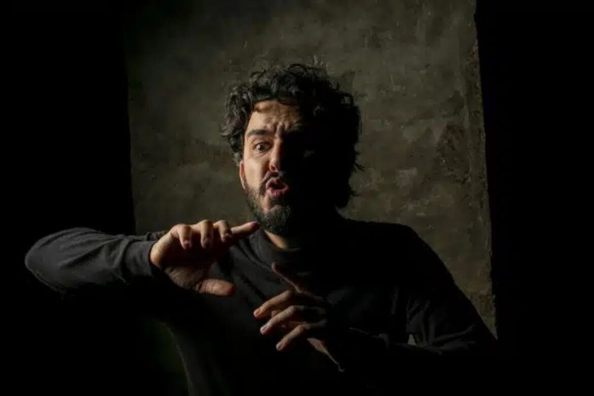 Espetáculo “ESBOÇO” chega a Uberlândia com reflexão poética sobre loucura, arte e saúde mental