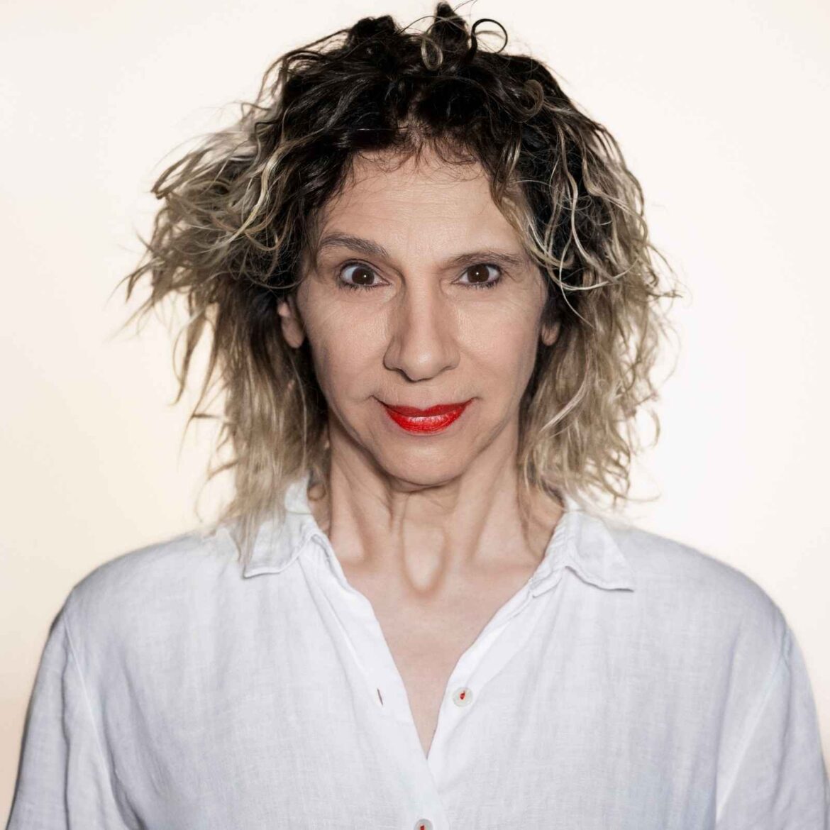 Denise Stoklos leva ao palco a força da literatura de Dalton Trevisan em espetáculo dirigido por Alessandra Maestrini