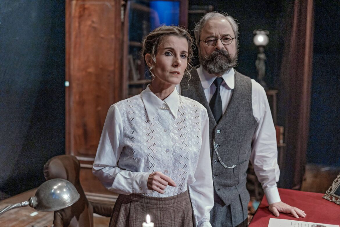 “Freud e o Visitante” traz debate profundo sobre fé, razão e humanidade